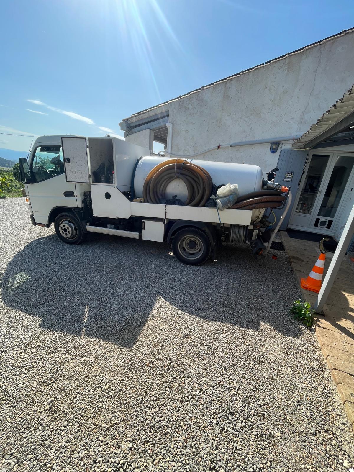 Camion citerne CleanCuve équipé pour pompage et dégazage