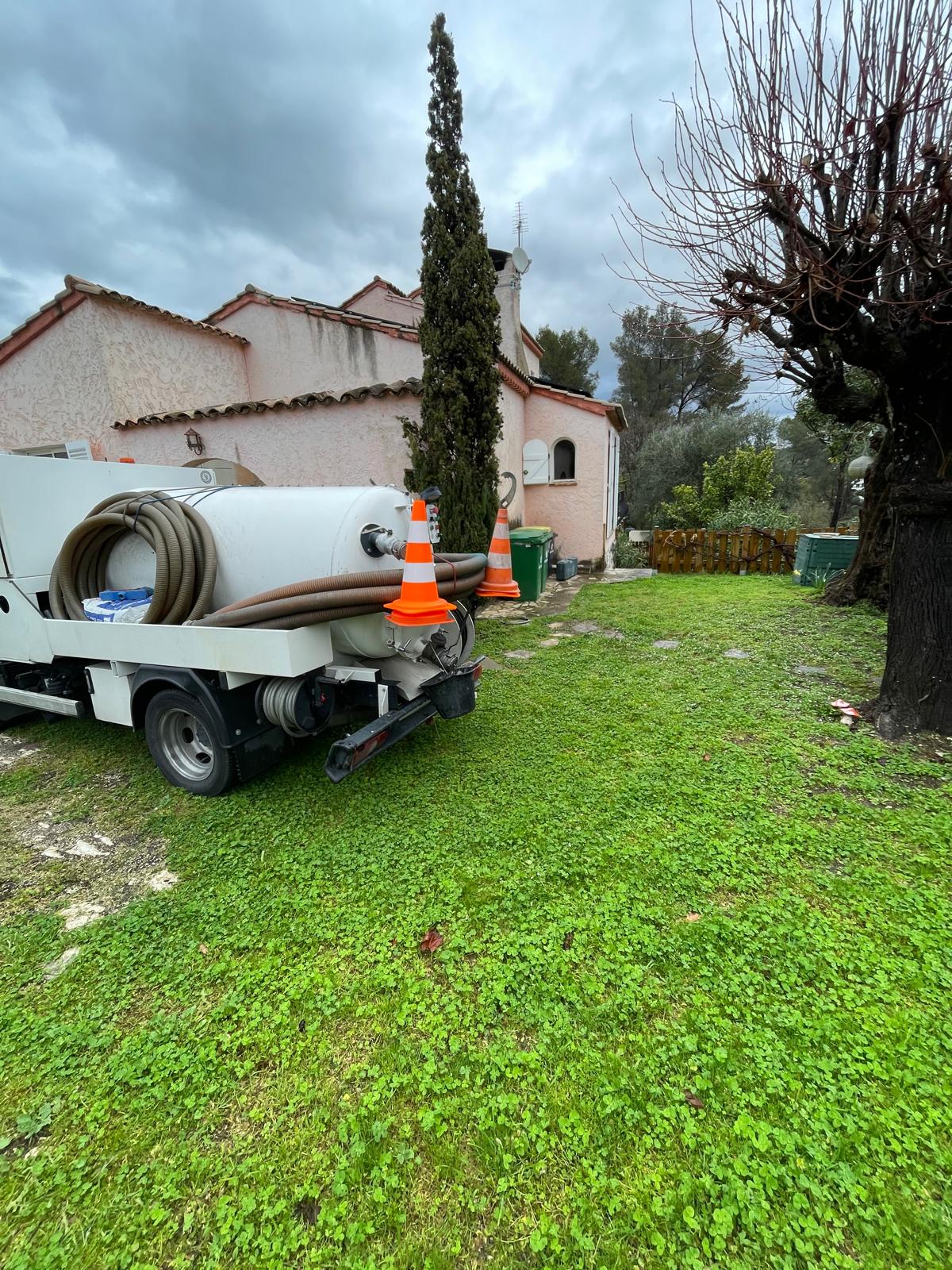 Camion citerne CleanCuve sur chantier dans le 06